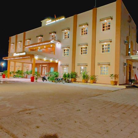 Avadh Sunshine Palace Hotel And Resort Ayodhya ภายนอก รูปภาพ